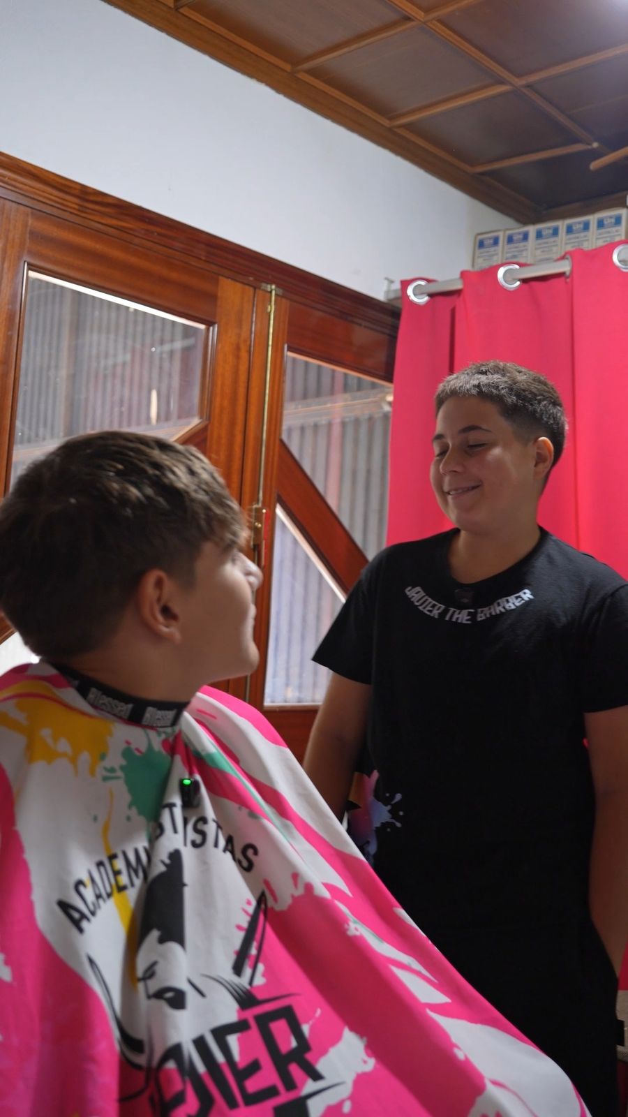 Frame del reel viral de barbería
